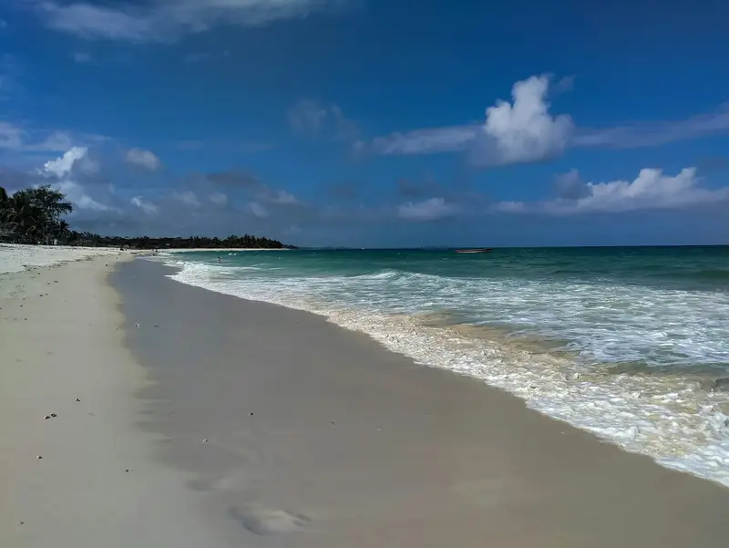 Szeroka plaża Diani na wybrzeżu Kenii