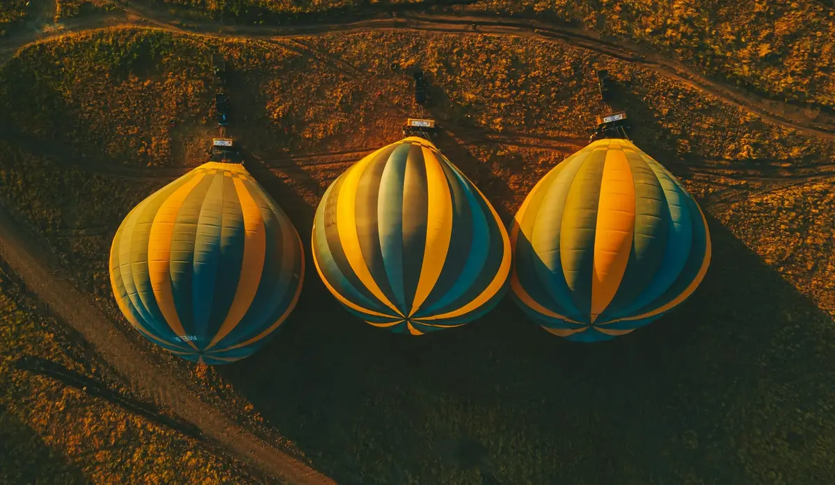 Trzy balony nad sawanną Serengeti widziane z góry