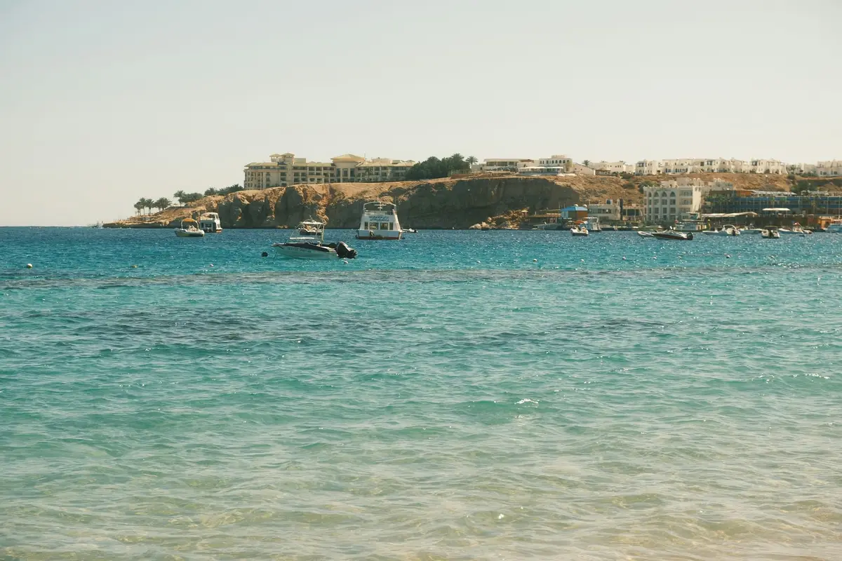 Łodzie na turkusowej wodzie zatoki w Sharm el-Sheikh