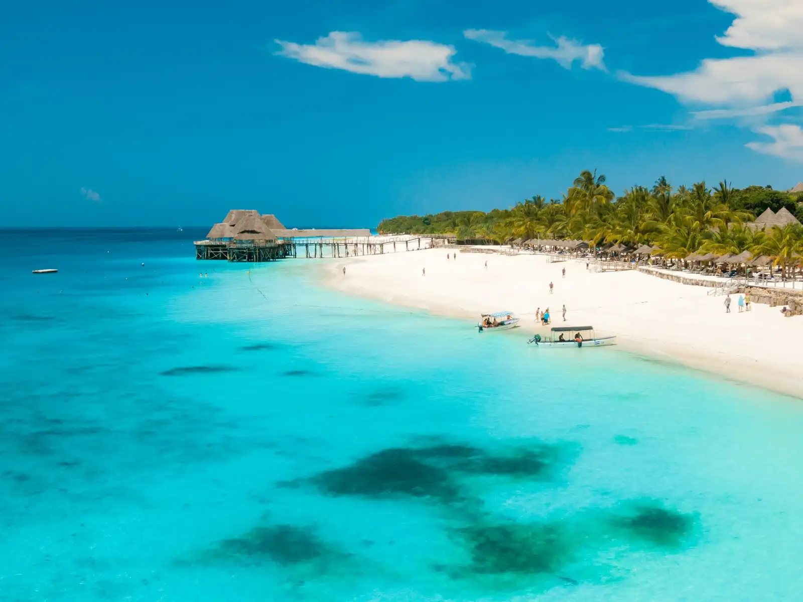 Biała plaża i turkusowa woda na Zanzibarze