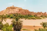 Ufortyfikowany ksar Aït Benhaddou nad doliną rzeki