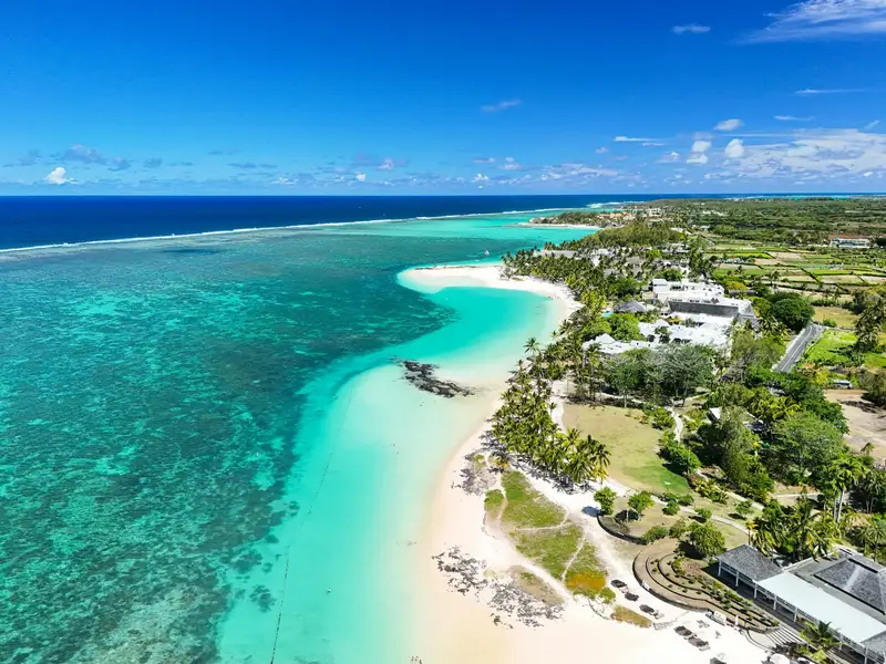 Plaża Belle Mare na wschodnim wybrzeżu Mauritiusa z lotu ptaka