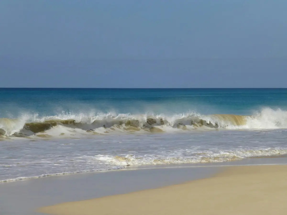 Fale Atlantyku na piaszczystej plaży Boa Visty