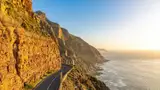 Droga Chapman's Peak Drive wykuta w klifie nad oceanem