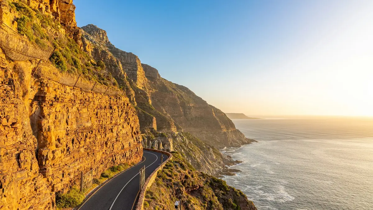Droga Chapman's Peak Drive wykuta w klifie nad oceanem