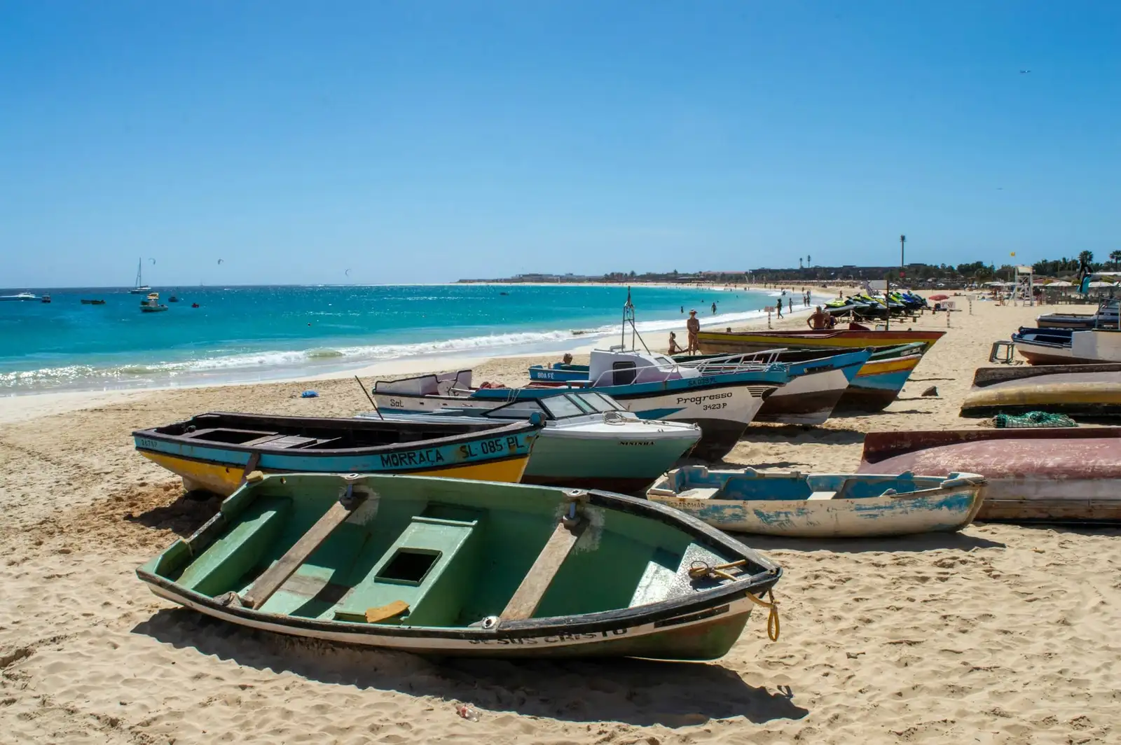 Kolorowe łodzie rybackie na plaży w Santa Maria na wyspie Sal