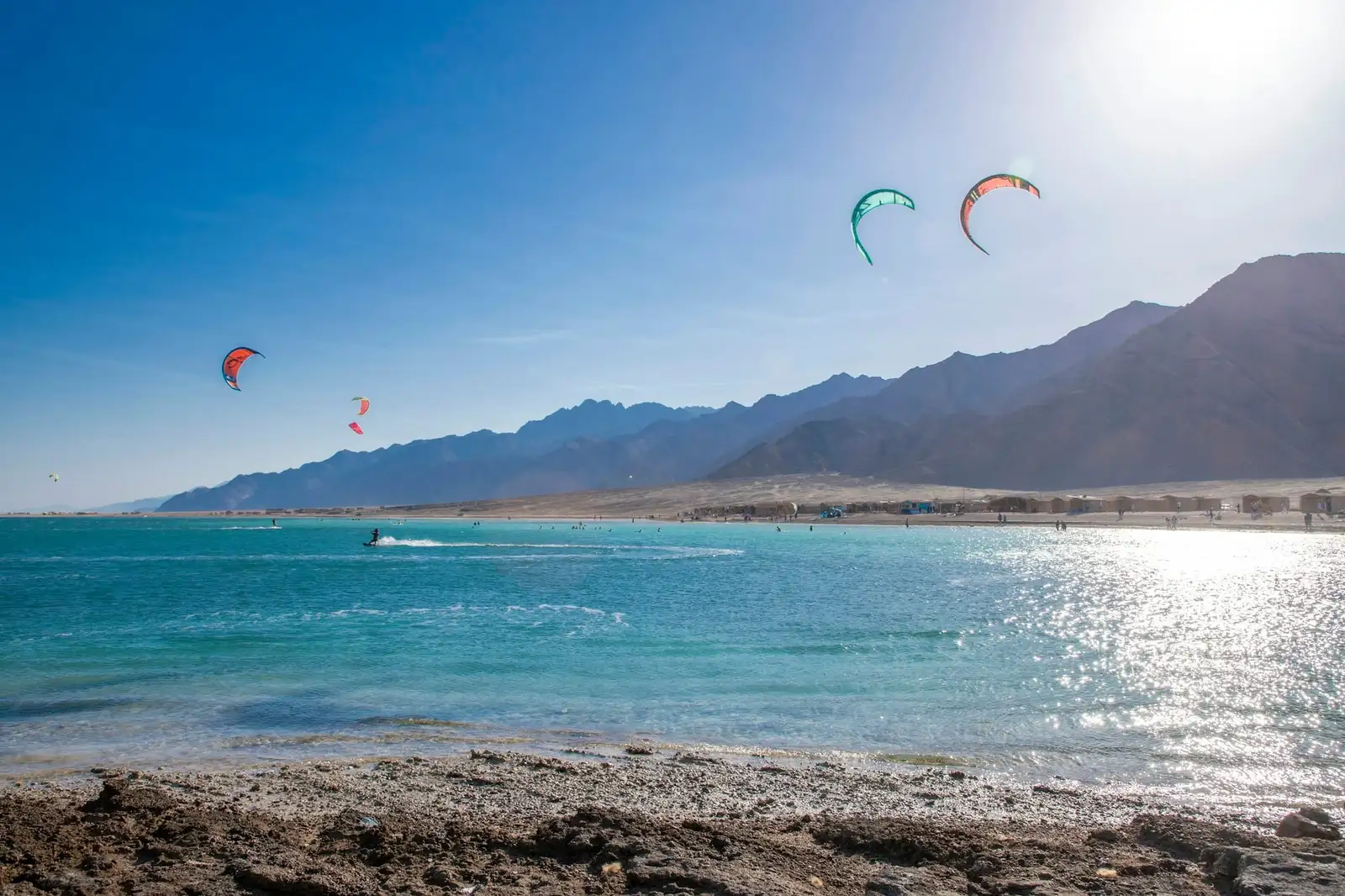 Kitesurferzy na zatoce w Dahabie, w tle góry Synaju