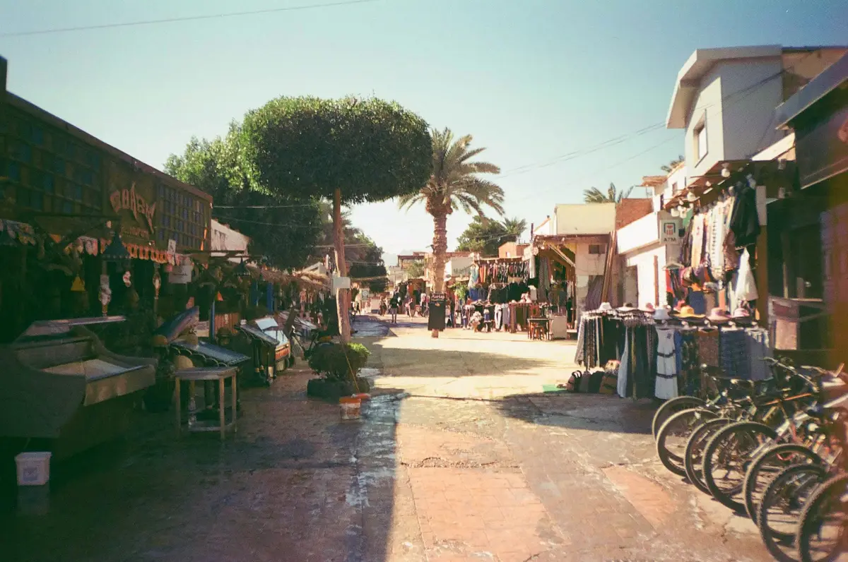 Promenada z kawiarniami i sklepami w Dahabie