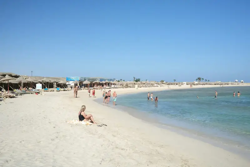 Piaszczysta plaża nad Morzem Czerwonym w Marsa Alam