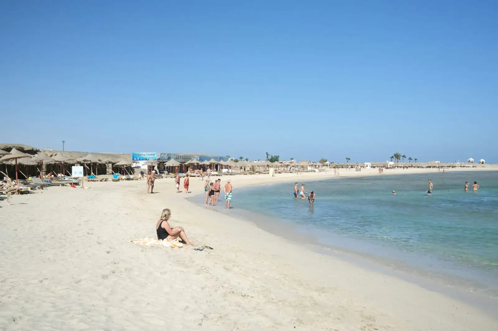 Piaszczysta plaża nad Morzem Czerwonym w Marsa Alam