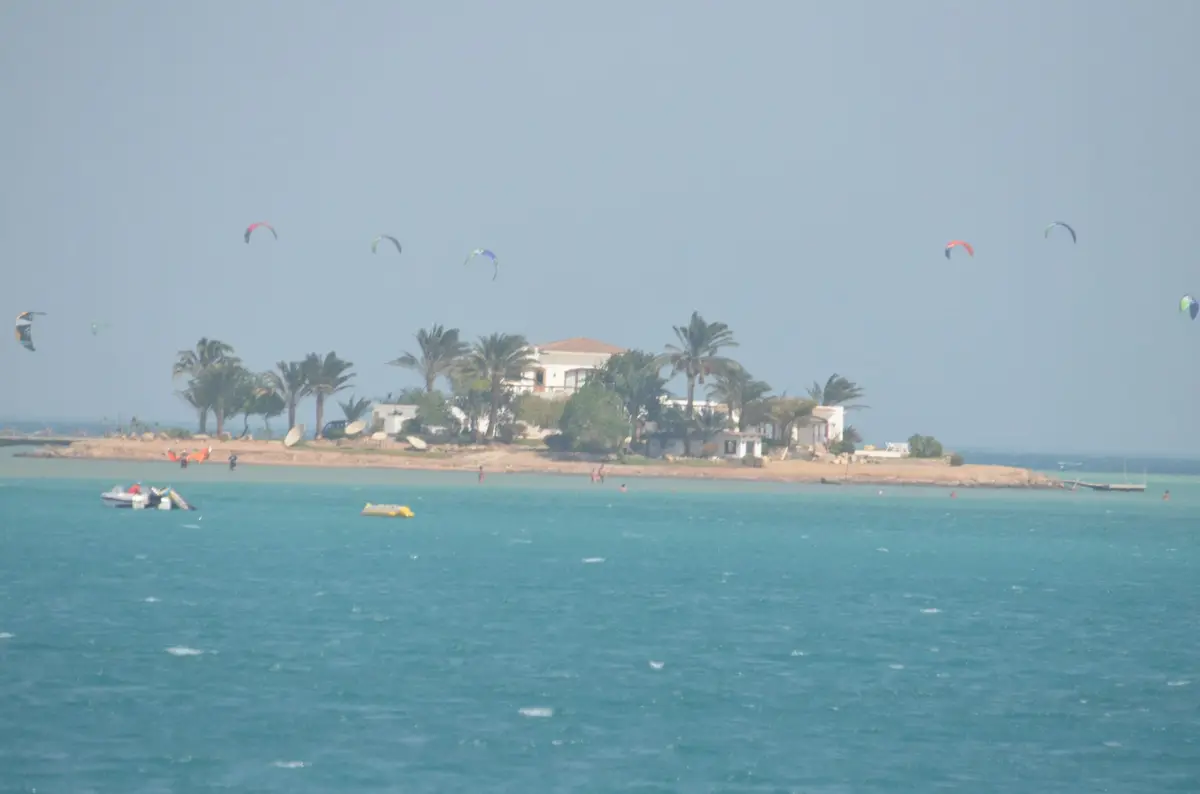 Kitesurferzy przy wysepce na wodach El Gouny