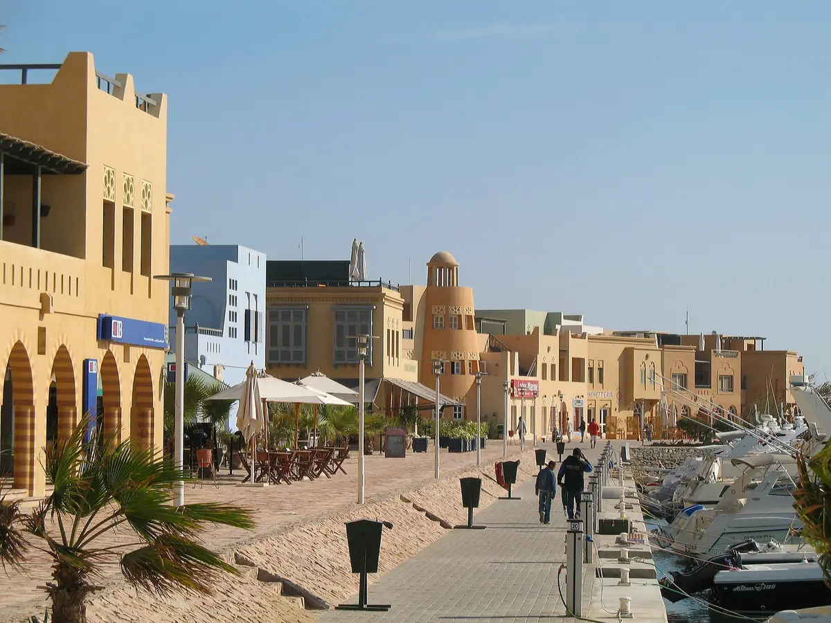 Promenada z kawiarniami przy marinie w El Gounie