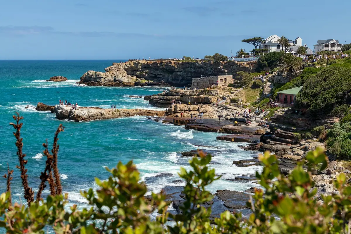 Skaliste wybrzeże i ścieżka klifowa w Hermanus
