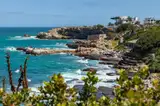 Skaliste wybrzeże i ścieżka klifowa w Hermanus