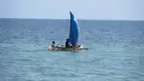 Rybacka piroga z żaglem na morzu przy Ifaty