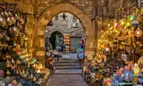 Lampiony i stragany na bazarze Chan al-Chalili w Kairze