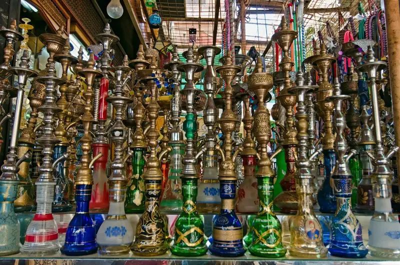 Kolorowe fajki wodne w sklepie na bazarze Chan al-Chalili