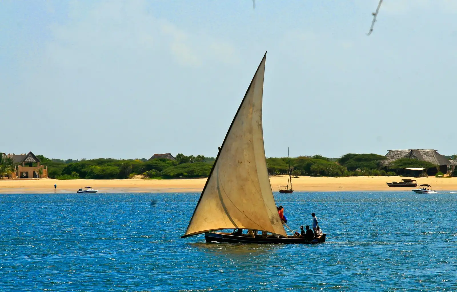 Tradycyjna łódź dau na wodach archipelagu Lamu