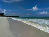 Szeroka plaża Diani na wybrzeżu Kenii