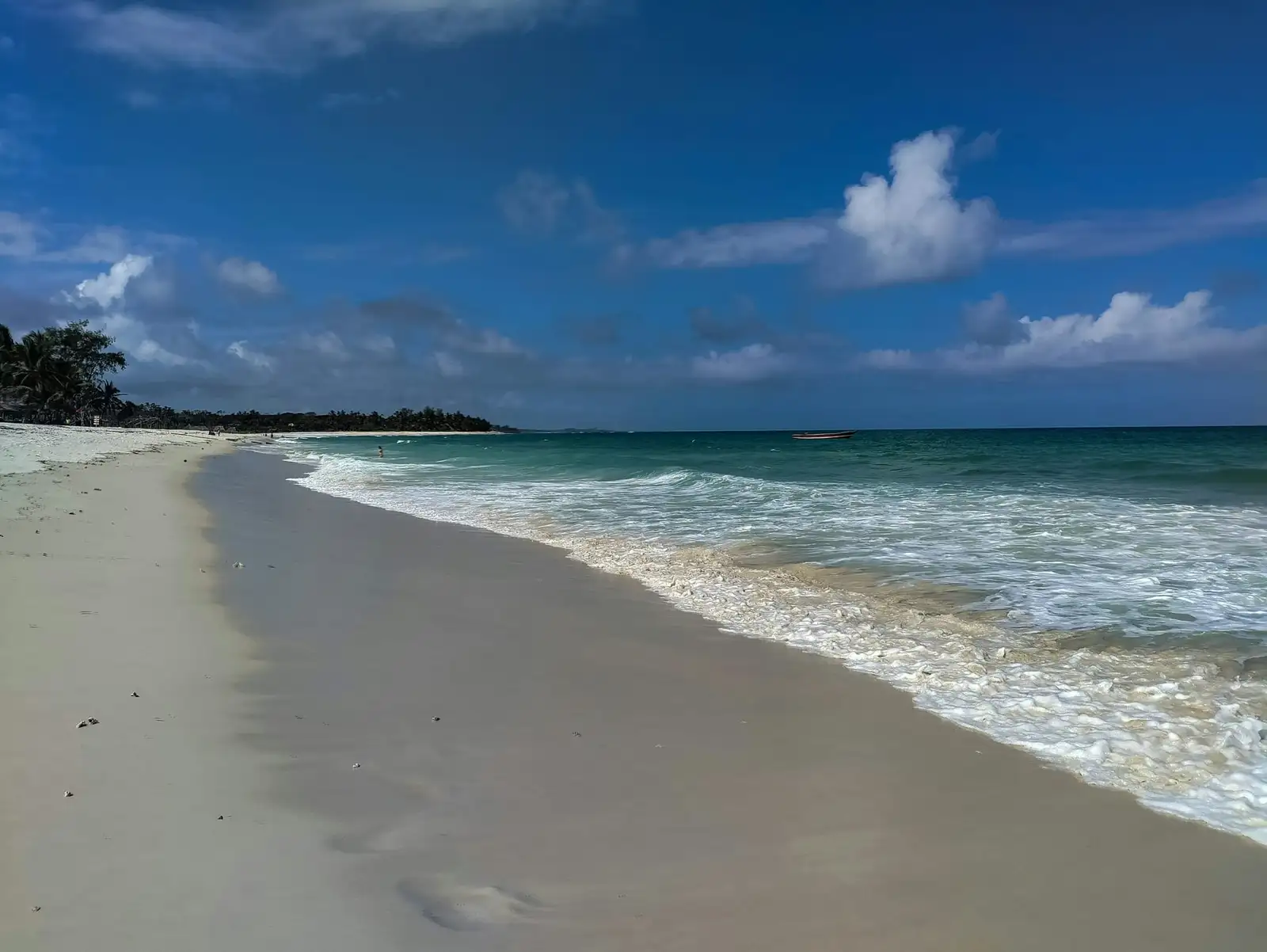 Szeroka plaża Diani na wybrzeżu Kenii