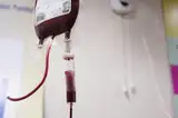 Worek z krwią i komora kroplowa w punkcie krwiodawstwa
