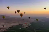 Balony nad Doliną Królów w Luksorze o wschodzie słońca