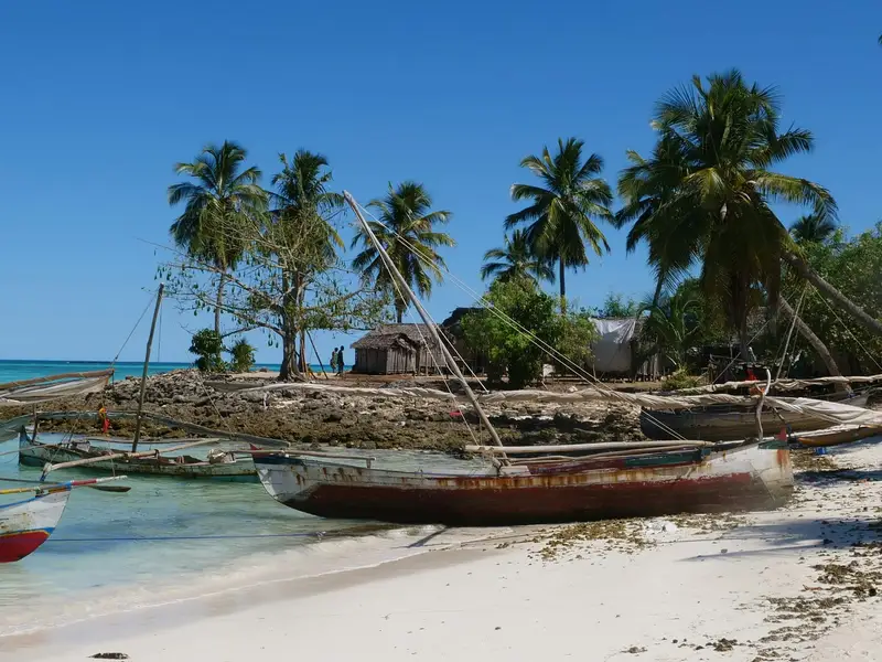Pirogi i palmy na plaży Nosy Iranja na Madagaskarze
