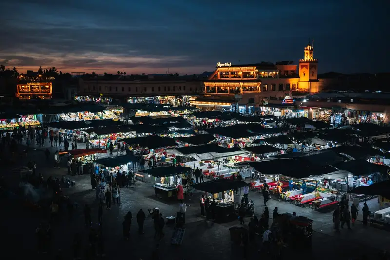 Plac Dżemaa el-Fna w Marrakeszu wieczorem