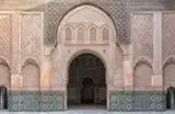 Rzeźbione ściany i mozaiki na dziedzińcu Madrasy Ben Youssef
