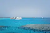Łodzie nurkowe zakotwiczone nad rafą przy Marsa Alam