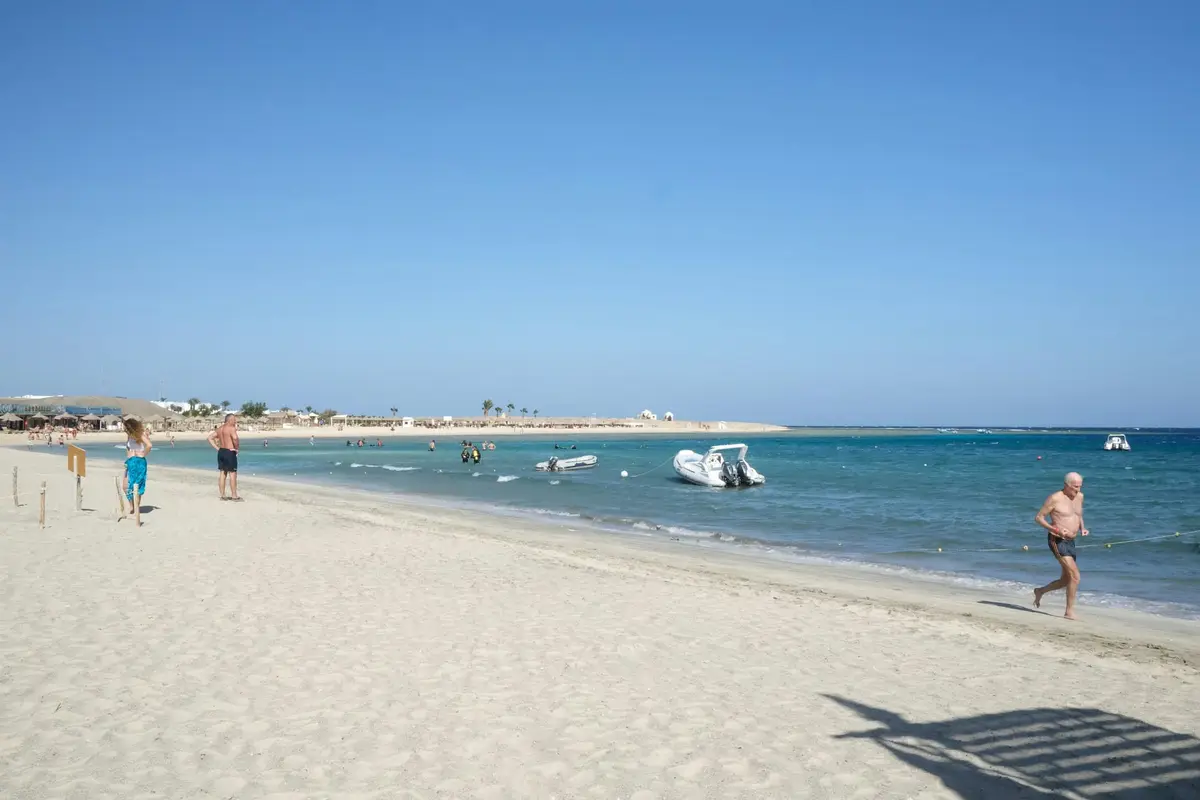 Szeroka piaszczysta plaża w Marsa Alam