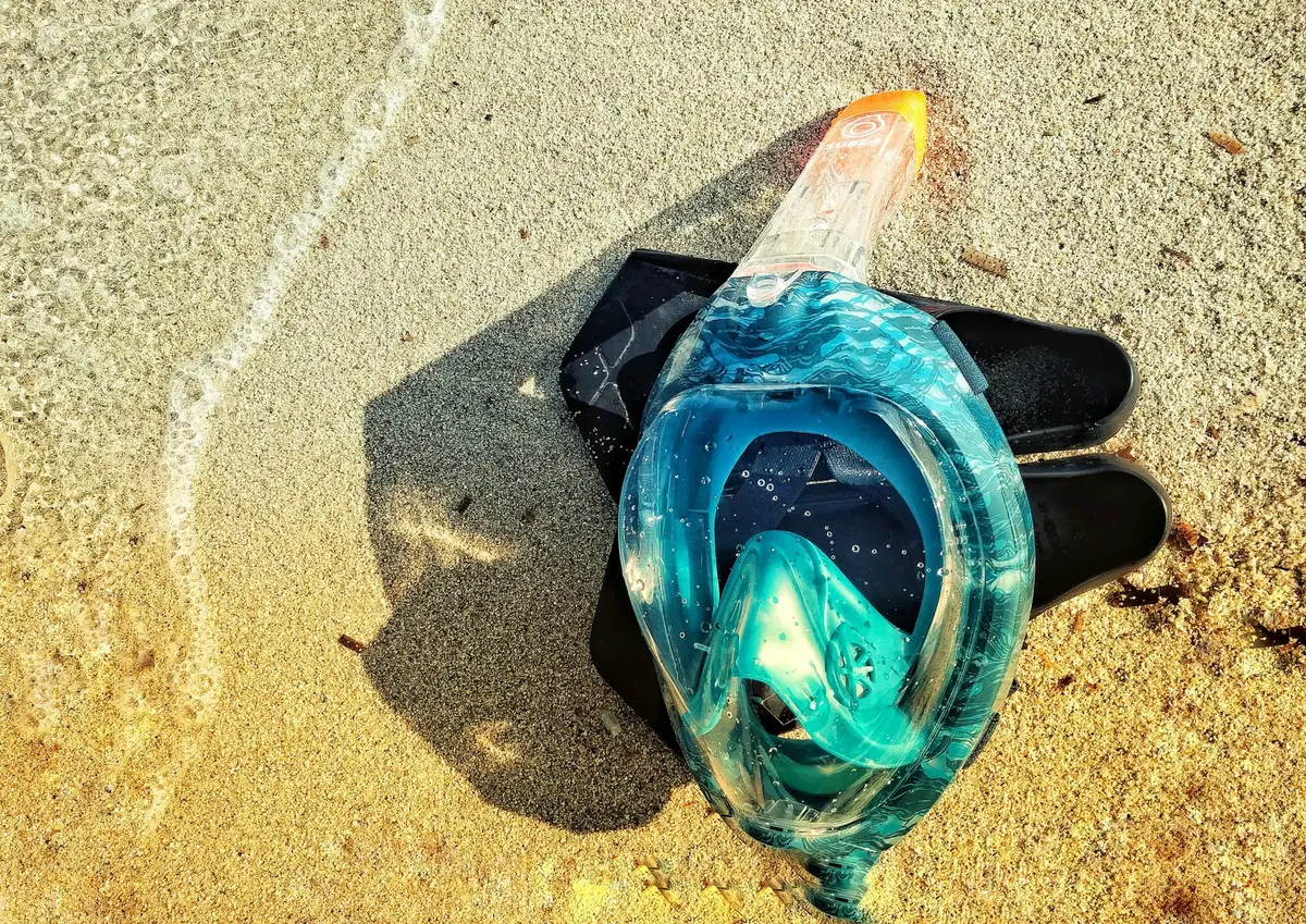 Maska do snorkelingu i płetwy na piasku