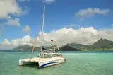 Katamaran na lagunie Mauritiusa, w tle góry