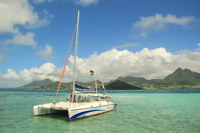 Katamaran na lagunie Mauritiusa, w tle góry
