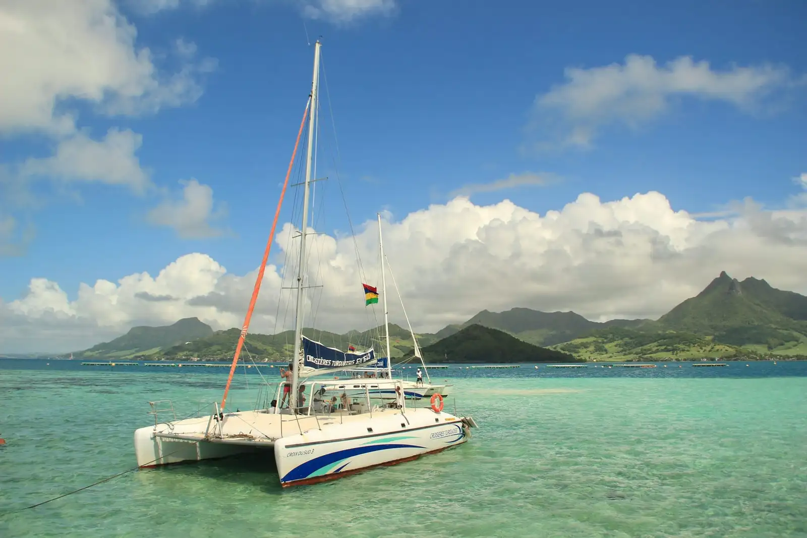 Katamaran na lagunie Mauritiusa, w tle góry