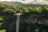 Wodospad w tropikalnym lesie na Mauritiusie