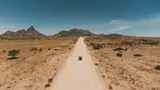 Samochód na szutrowej drodze prowadzącej do gór Spitzkoppe