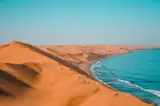Wydmy pustyni Namib opadające do Atlantyku w Sandwich Harbour