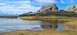 Granitowa kopuła Paarl Rock nad zbiornikiem wodnym