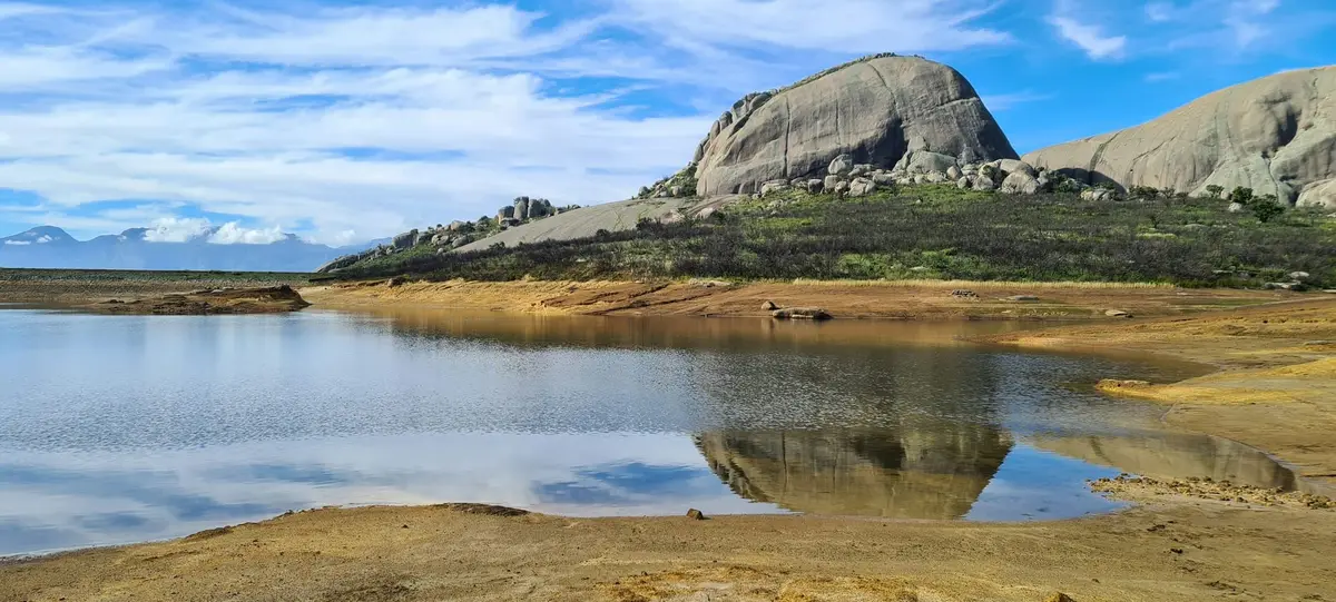 Granitowa kopuła Paarl Rock nad zbiornikiem wodnym