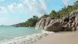 Granitowe głazy i fale na plaży Anse Lazio na Praslin
