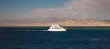 Jacht nurkowy na Morzu Czerwonym koło Sharm el-Sheikh, w tle góry Synaju
