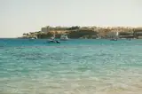 Łodzie na turkusowej wodzie zatoki w Sharm el-Sheikh