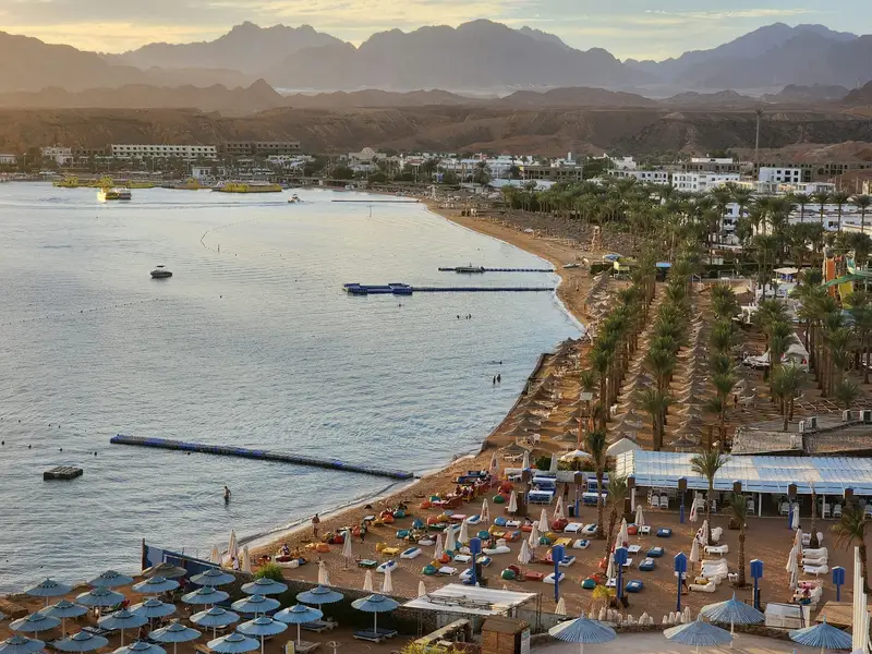 Zatoka z plażą i hotelami w Sharm el-Sheikh
