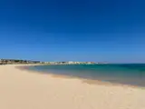 Piaszczysta plaża i turkusowa woda w Soma Bay koło Safagi