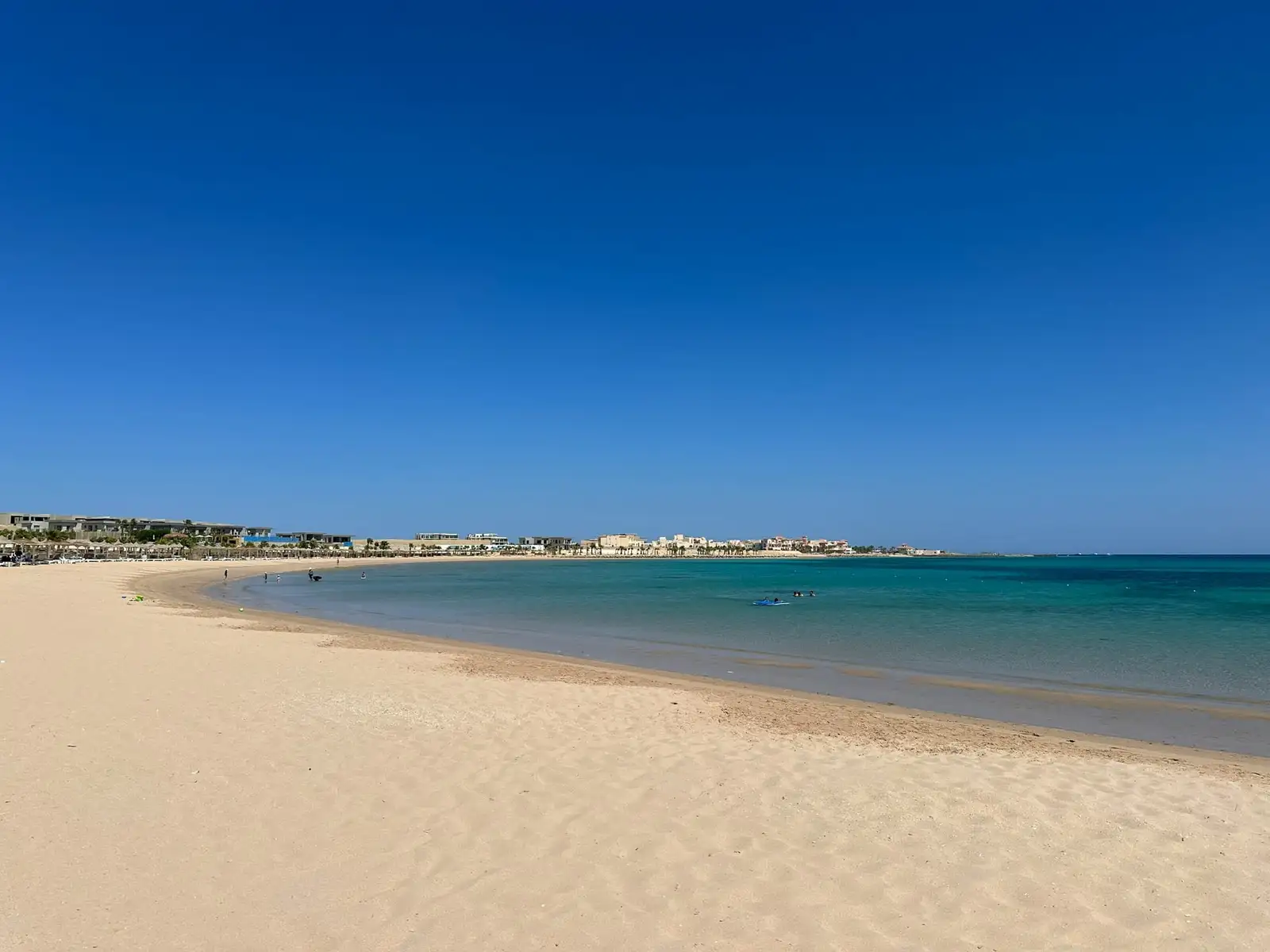Piaszczysta plaża i turkusowa woda w Soma Bay koło Safagi