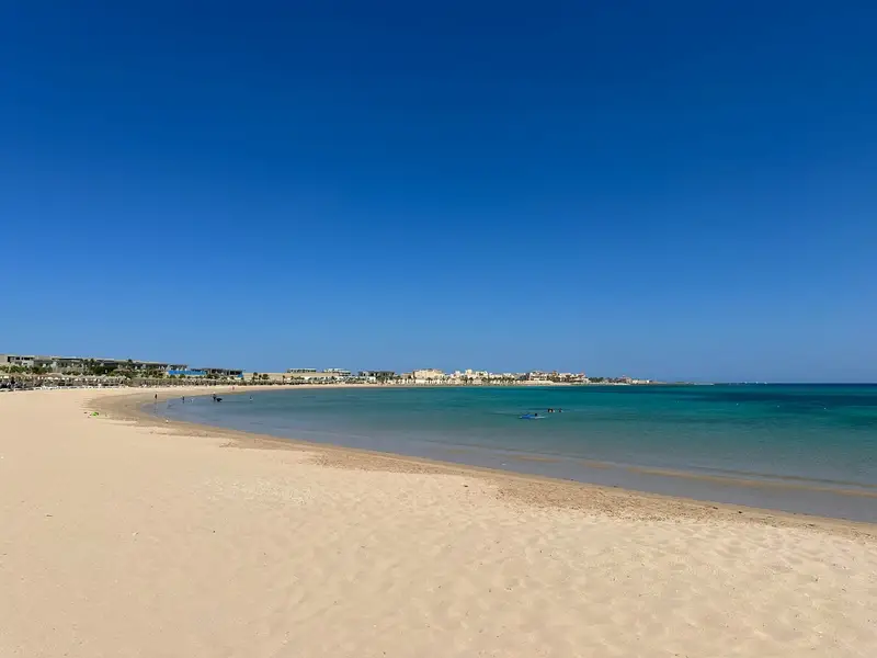Piaszczysta plaża i turkusowa woda w Soma Bay koło Safagi