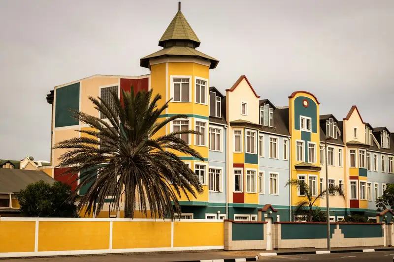 Kolorowe kamienice z czasów kolonialnych w Swakopmund