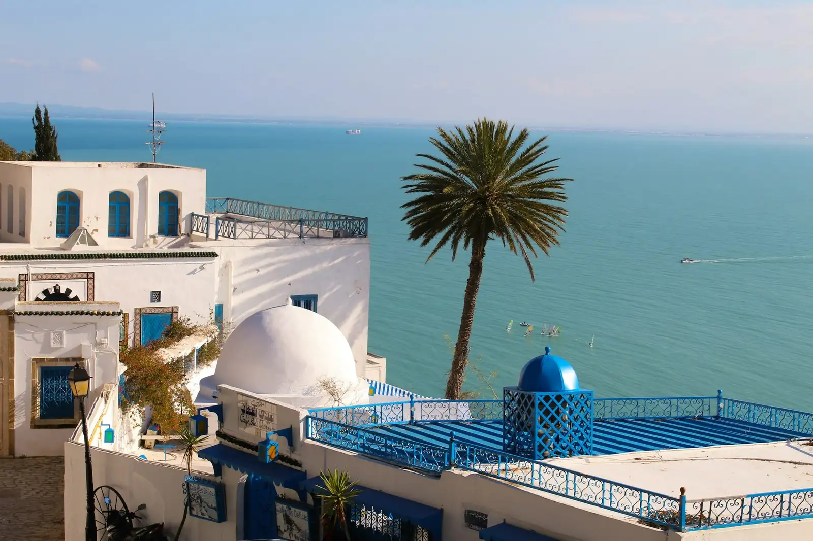 Biało-niebieskie domy Sidi Bou Said nad Zatoką Tunezyjską