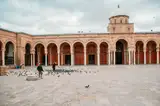 Arkadowy dziedziniec meczetu w Tunisie